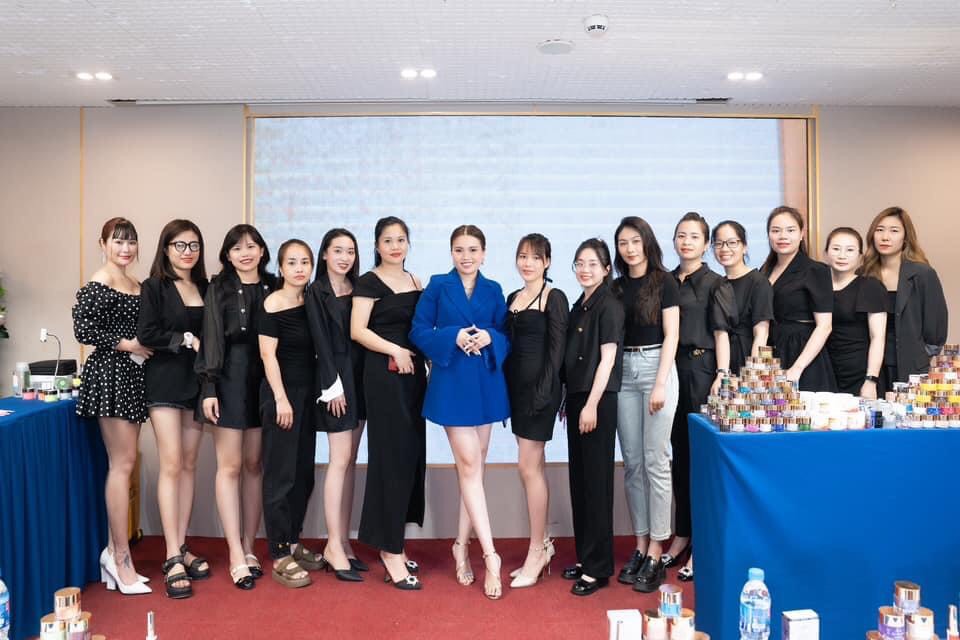 Nails Master Lê Lộc (áo xanh) tại Hà Nội