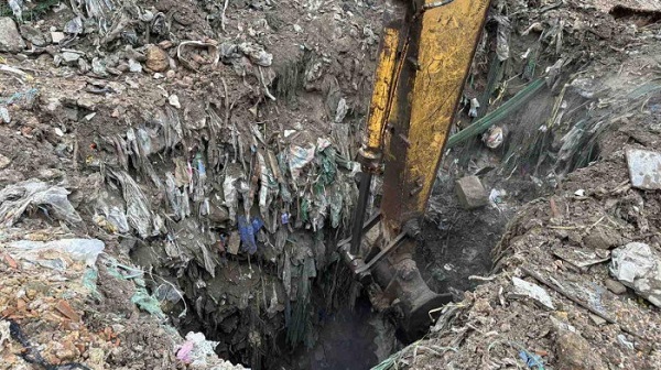 Các đầu nậu dùng xe máy múc để chôn lấp rác thải xây dựng ở độ sâu từ 2m-6m, bao gồm cả các loại rác khó phân hủy, gây ô nhiễm môi trường đặc biệt nghiêm trọng