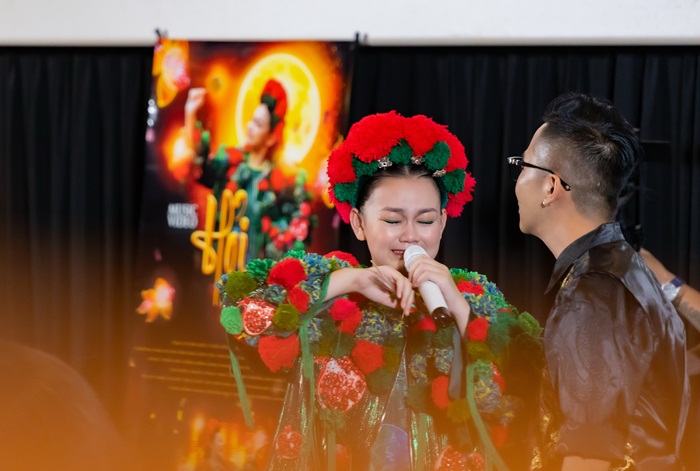 Bào Ngư bật khóc khi đứng lên chào khán giả
