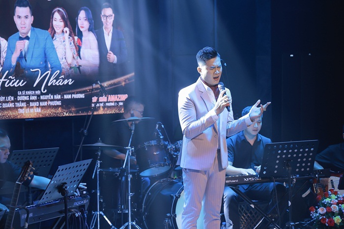 Ca sĩ Hữu Nhân với Minishow đầu tiên tại sân khấu Amazing