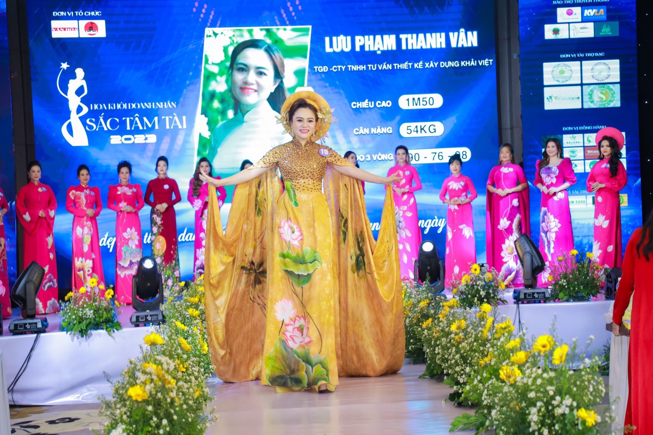 Phút đăng quang của Tân Hoa khôi Doanh nhân Sắc Tâm Tài 2023 Thanh Vân