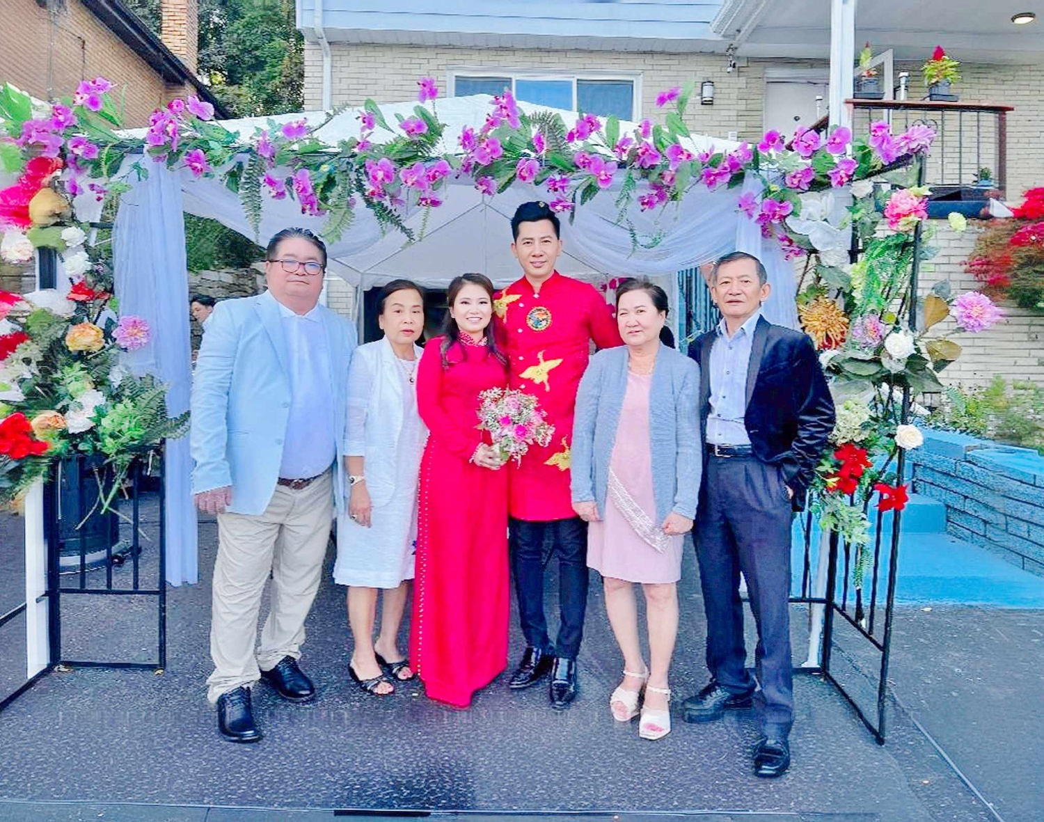 Người thân, bạn bè đến chúc mừng CS-DN Hoàng Long Nhật trong lễ đính hôn tại Mỹ