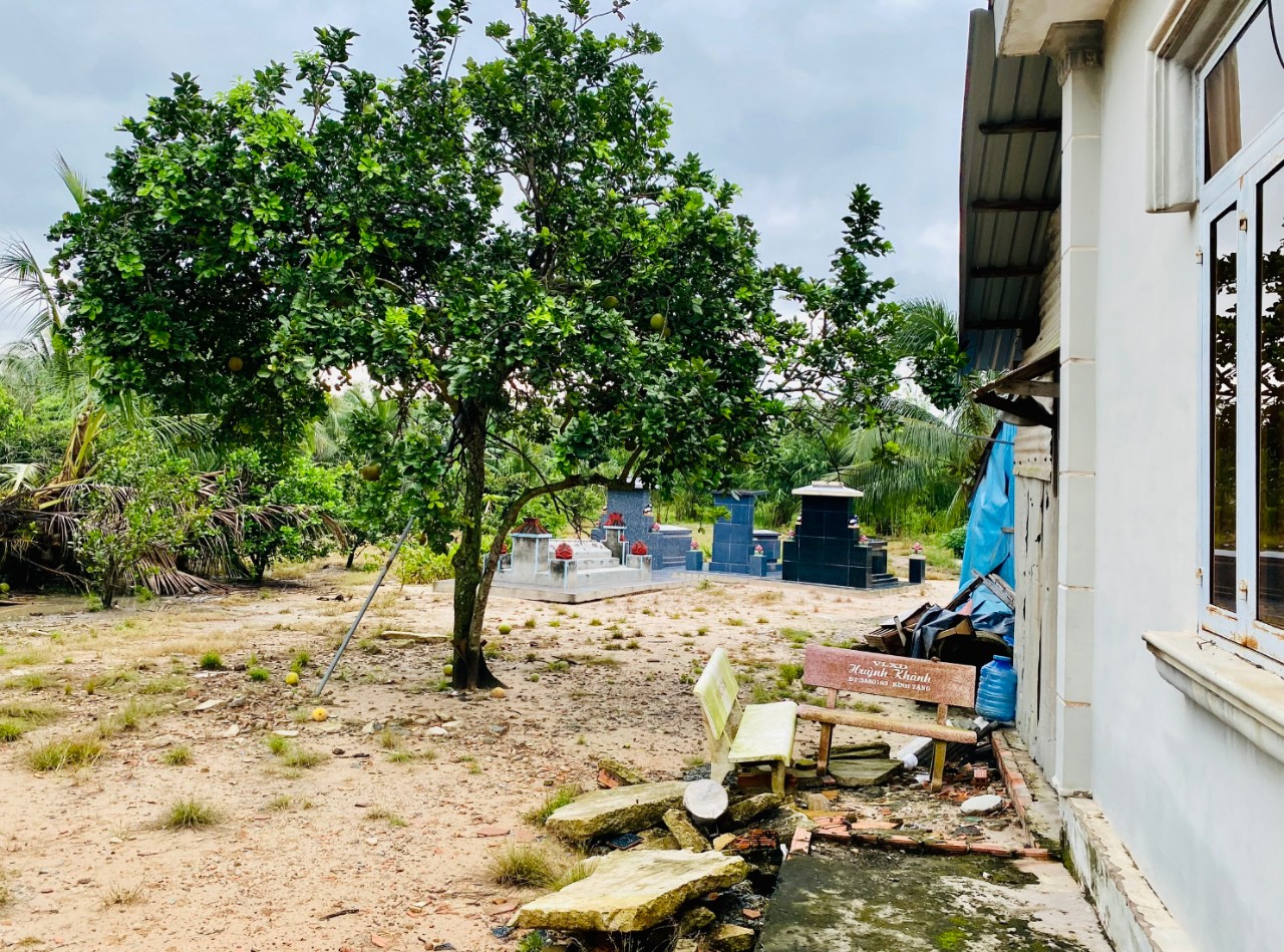 Phần mộ của cụ Sách, ông Ẩn, bà Gái buộc phải "bứng" đi để giao khu đất tranh chấp cho người mua