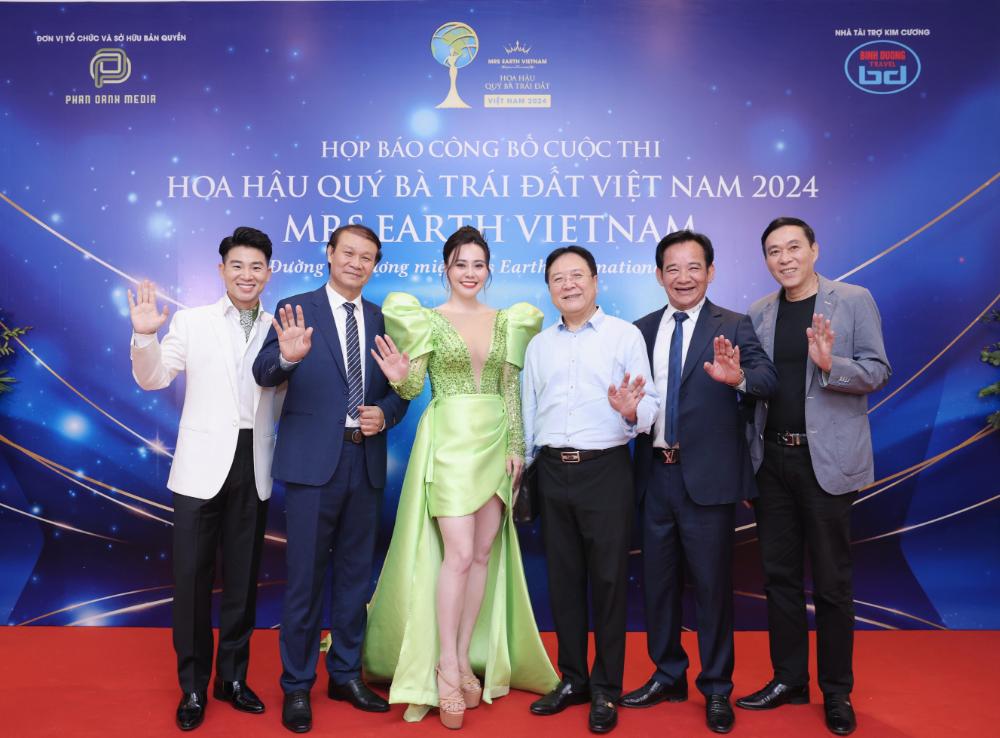 Hoa hậu Phan Kim Oanh cùng những vị khách đặc biệt trong buổi ra mắt cuộc thi Hoa hậu Quý bà Trái đất Việt Nam 2024