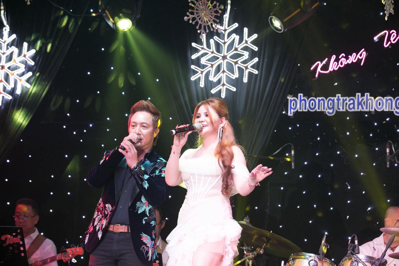 Ca sĩ Vi Châu và Quốc Thắng tại Phòng trà Không Tên