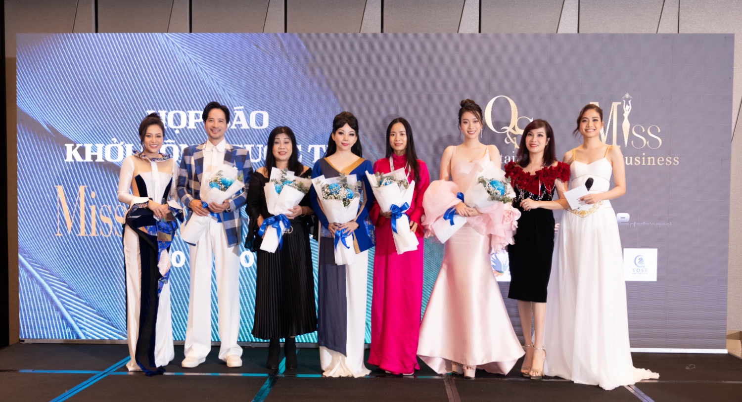 BTC Miss Glam Business tặng hoa cho Ban giám khảo trong buổi khởi động cuộc thi