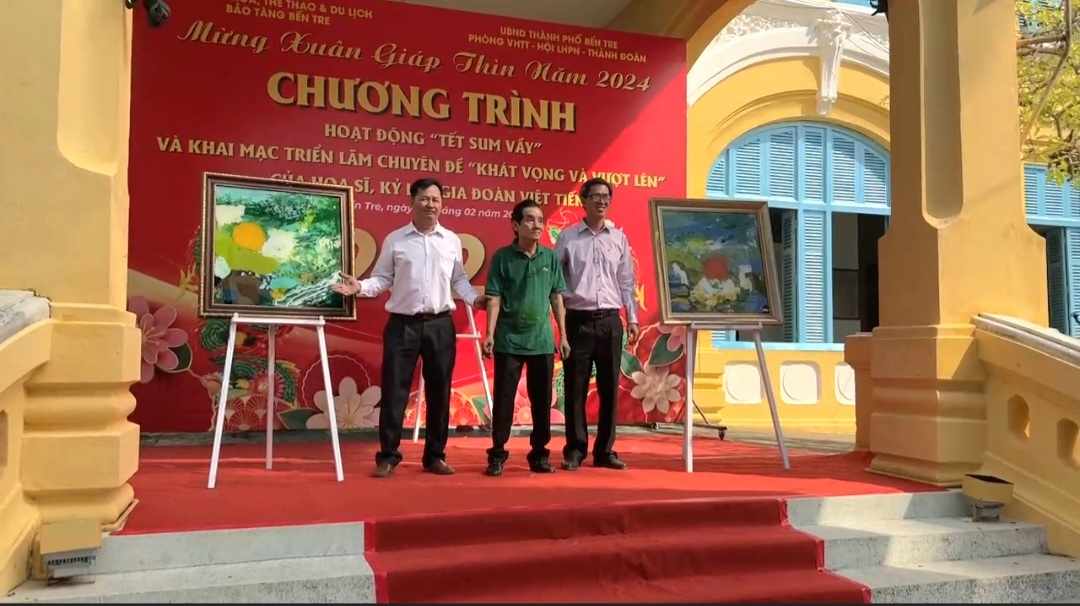 Họa sĩ Đoàn Việt Tiến biểu diễn vẽ tranh tại chỗ và tặng cho Bảo tàng Bến Tre 2 bức tranh cũng là chủ đề của triển lãm