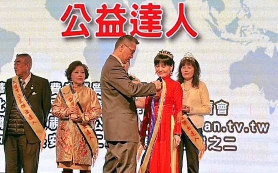 Ông Xu Guoyong - Cựu Viện trưởng Bộ Nội chính trung ương Thành phố Đài Bắc trao giải Huy chương vàng, băng đeo cho Hoa hậu Đào Nguyệt Thanh