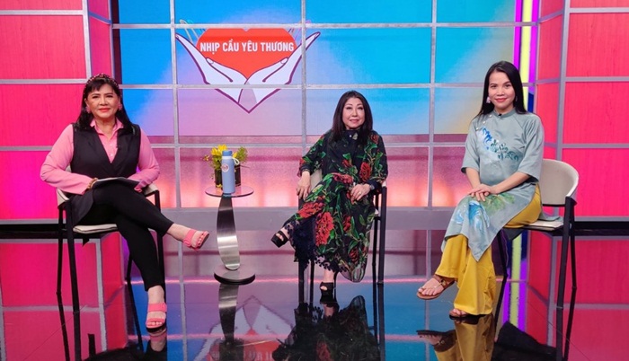 Nghệ sĩ Trúc Thy cùng chị Phụng Rose (giữa) tham gia Talkshow tại Mỹ nói về giải pháp bảo vệ môi trường