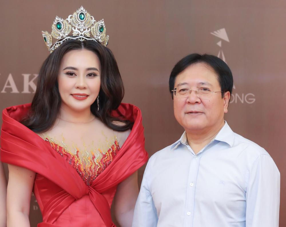 Mrs Grand International Phan Kim Oanh và NSND Vương Duy Biên, nguyên Thứ trưởng Bộ VH-TT&DL- Trưởng ban Cố vấn chương trình - Phó BGK