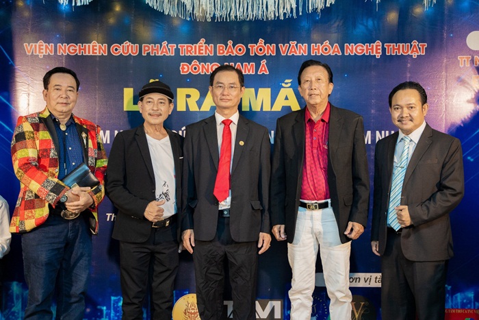 Từ trái sang: Vũ sư Hoàng Thông, Nghệ sĩ Duy Anh, Luật sư Trần Thanh, Nhạc sĩ Thế Hiển, DN Nguyễn Trung Thành