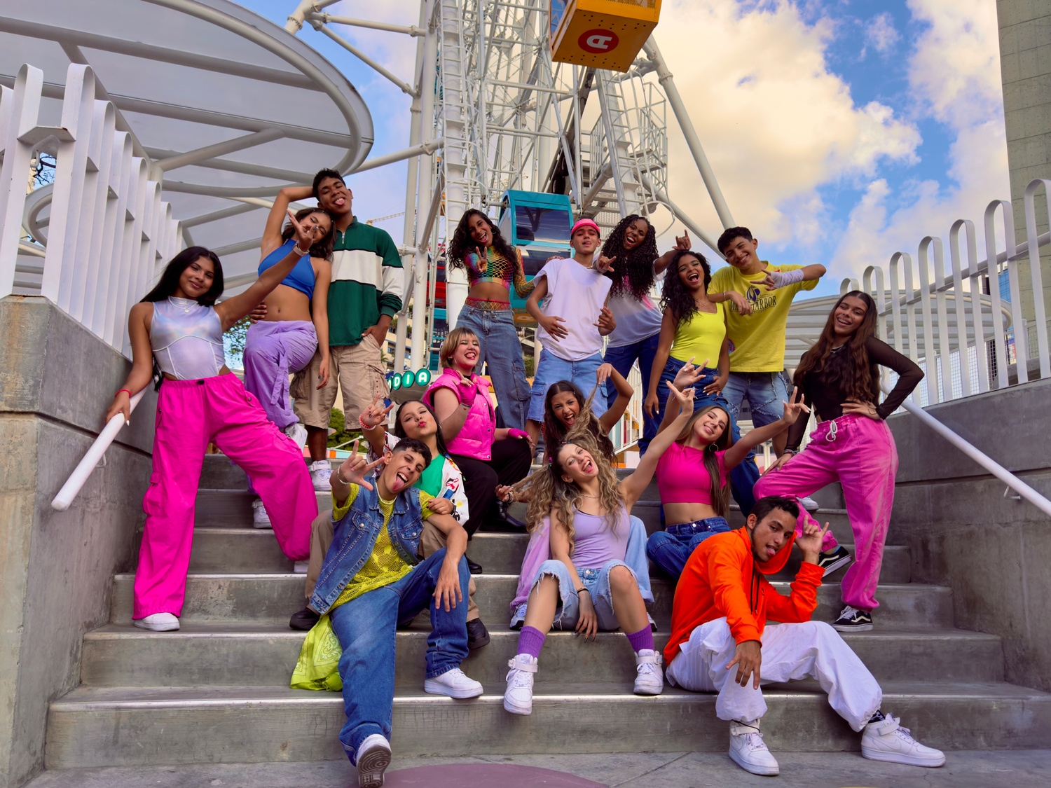 MV Just Cuz We're Young được quay tại Venezuela với sự tham gia của nhóm vũ công vô cùng trẻ trung