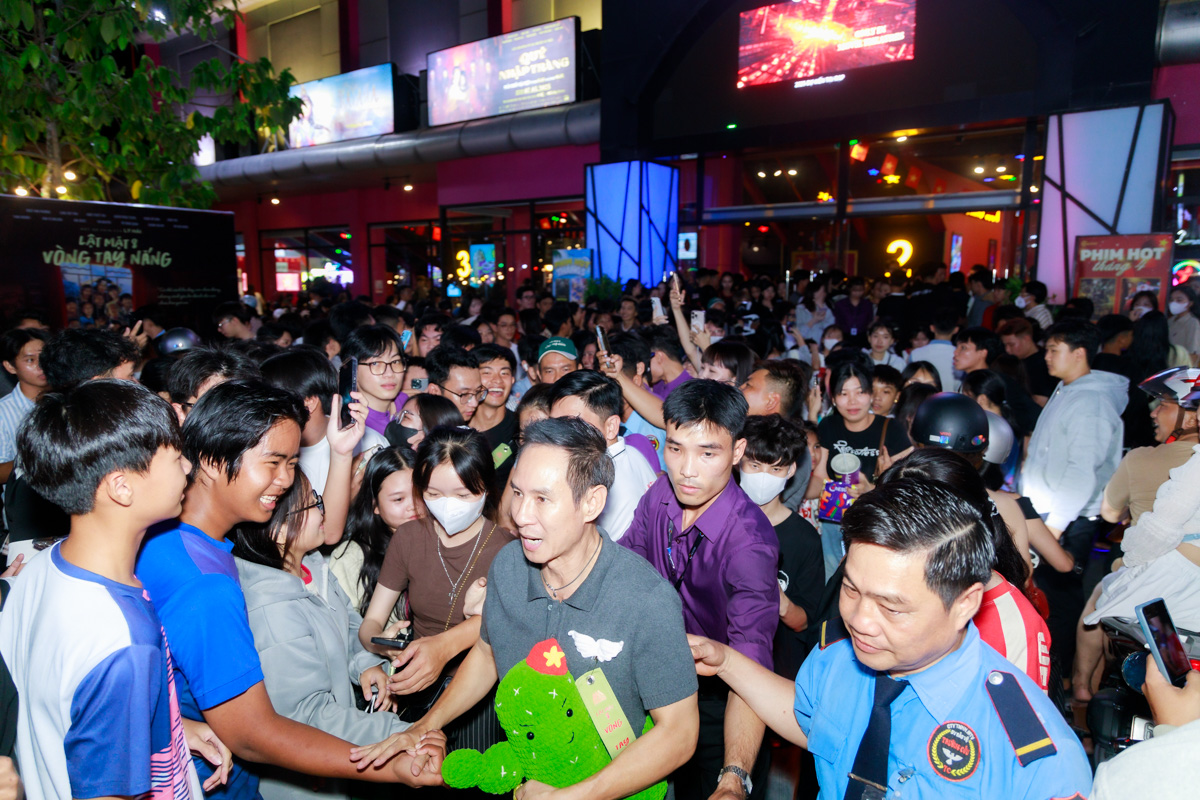 Lý Hải vỡ òa khi được khán giả yêu thương, vây kín tại cinetour