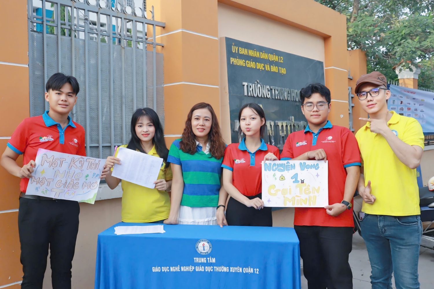 Thầy Võ Thanh Linh (bìa phải) cùng đồng nghiệp và các chiến sĩ Hoa Phượng Đỏ tham gia Tiếp sức mùa thi