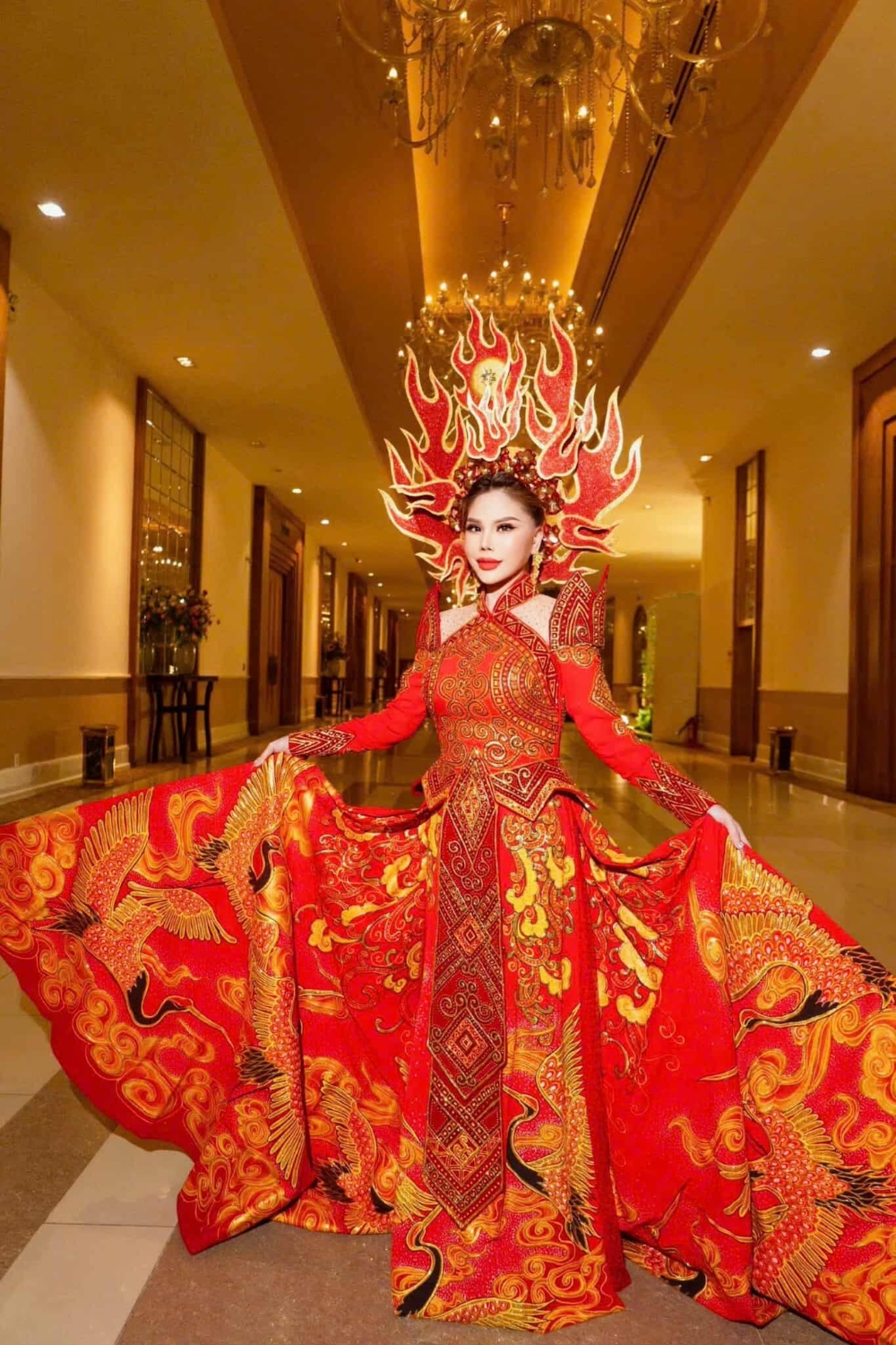 Hoa hậu Phong Lan trong bộ áo dài truyền thống của NTK Tuấn Hải