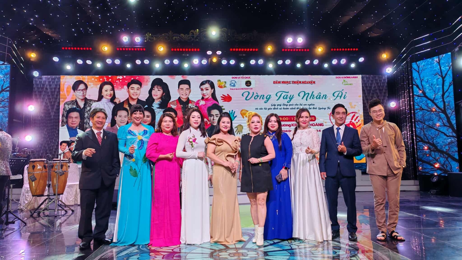 Ban tổ chức và các khách mời tại phim trường Kim Thái Hoàng