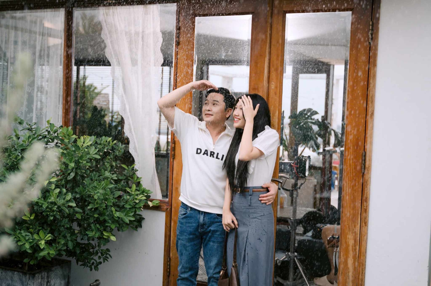 Ca sĩ Cao Vũ và Hà Mễ Tiên trong MV mới