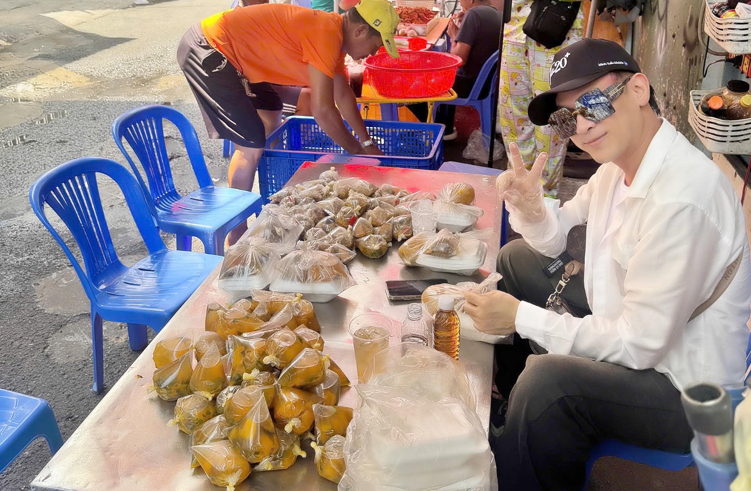 Nguyên Vũ đặt 500 phần cơm dành tặng bà con nuôi bệnh tại bệnh viện Phạm Ngọc Thạch