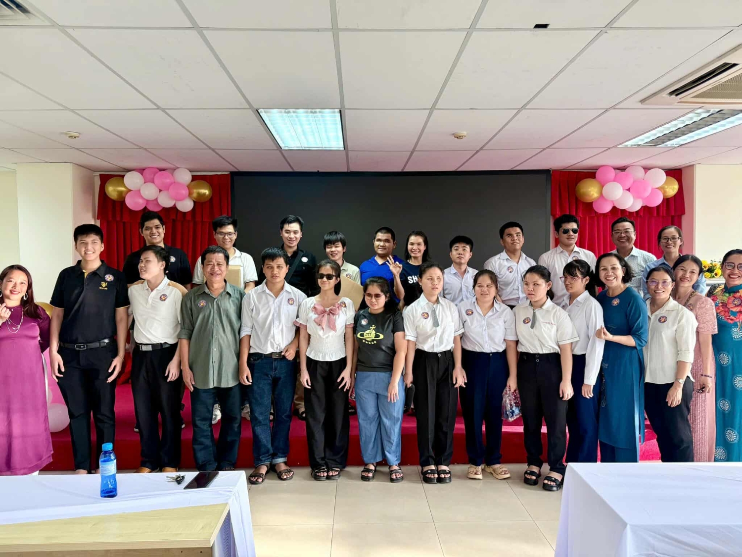 Các học viên của Lớp thực chiến Livestream Tiktok khóa 1 vừa được cấp giấy chứng nhận