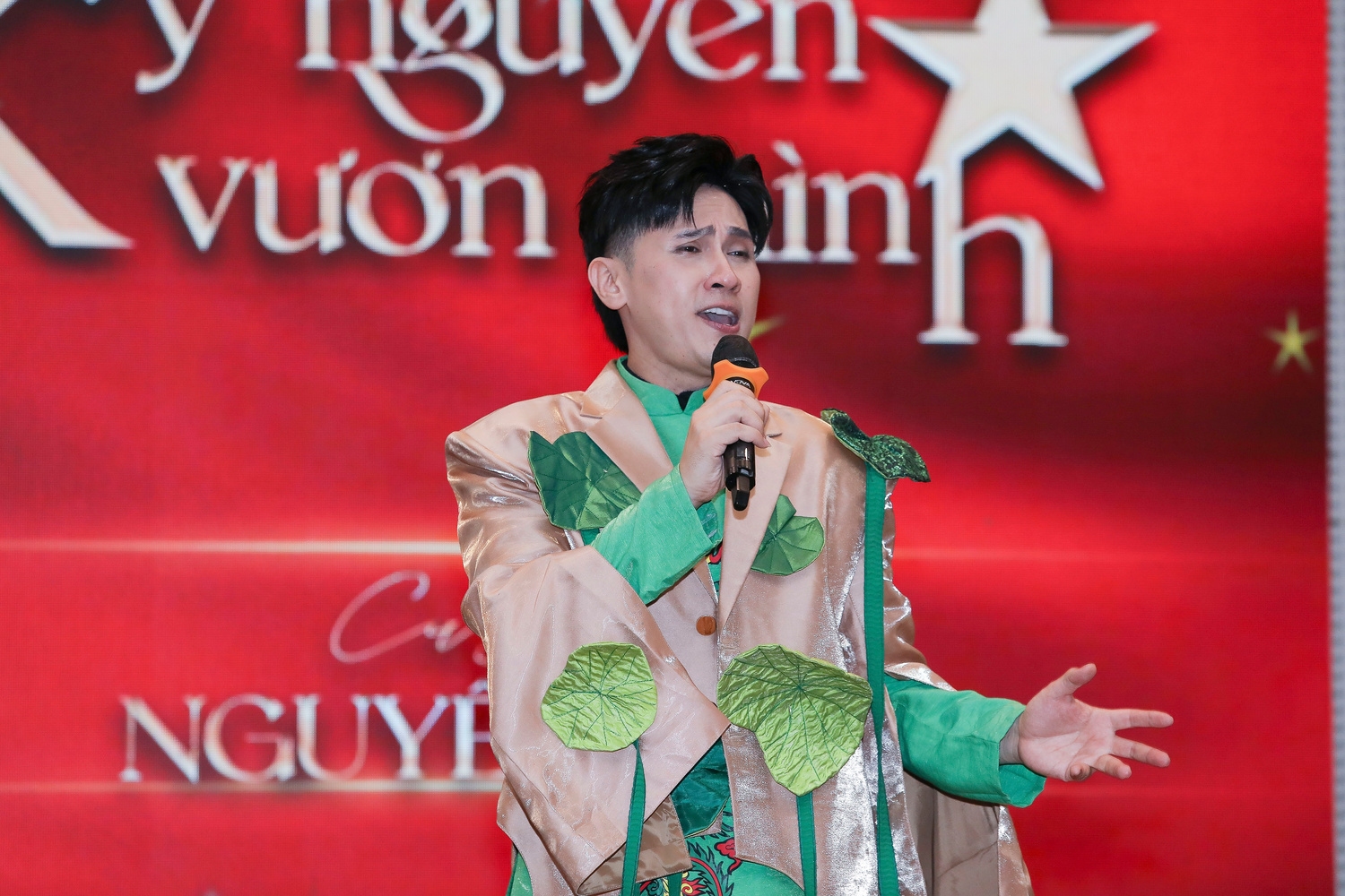 Ca sĩ Nguyên Vũ trong buổi ra mắt dự án Việt Nam - Kỷ nguyên vươn mình