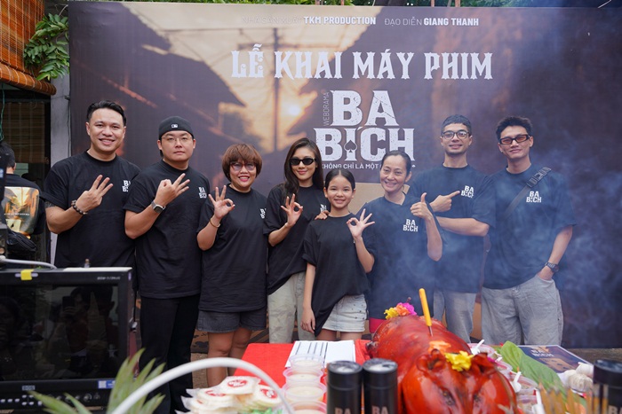 NSƯT Hạnh Thúy cùng êkíp phim 3 Bích làm lễ khai máy