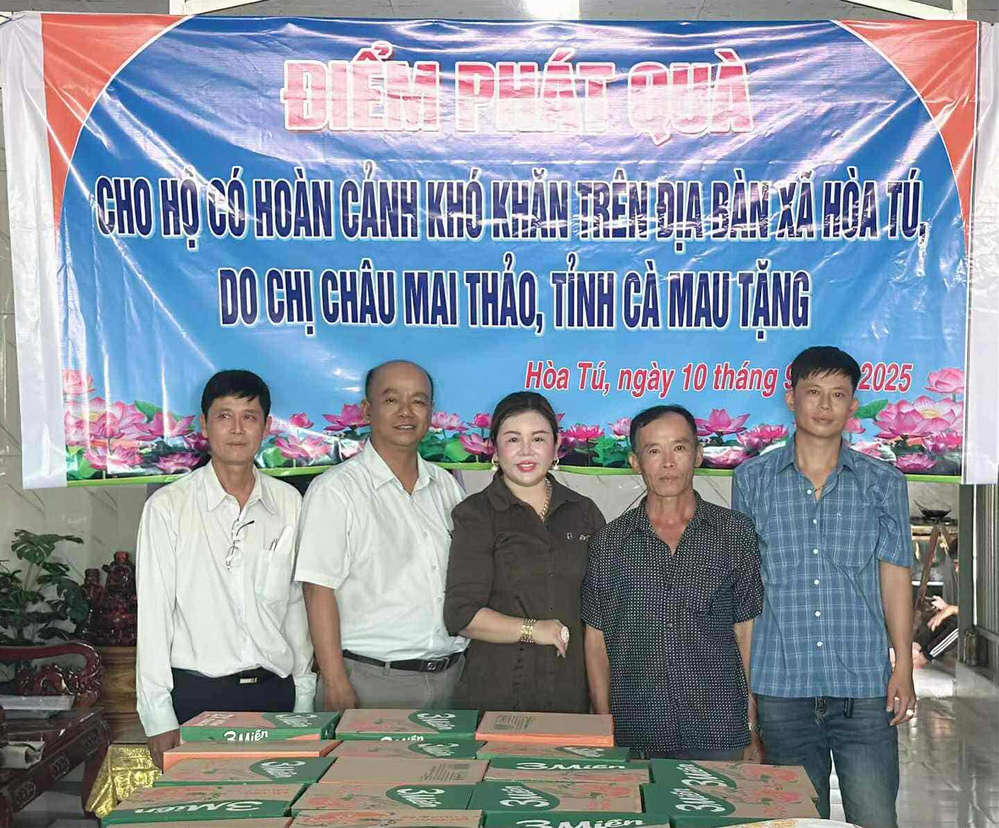 Doanh nhân Châu Mai Thảo (giữa) tại điểm phát quà cho bà con nghèo ở xã Hòa Tú, tỉnh Sóc Trăng
