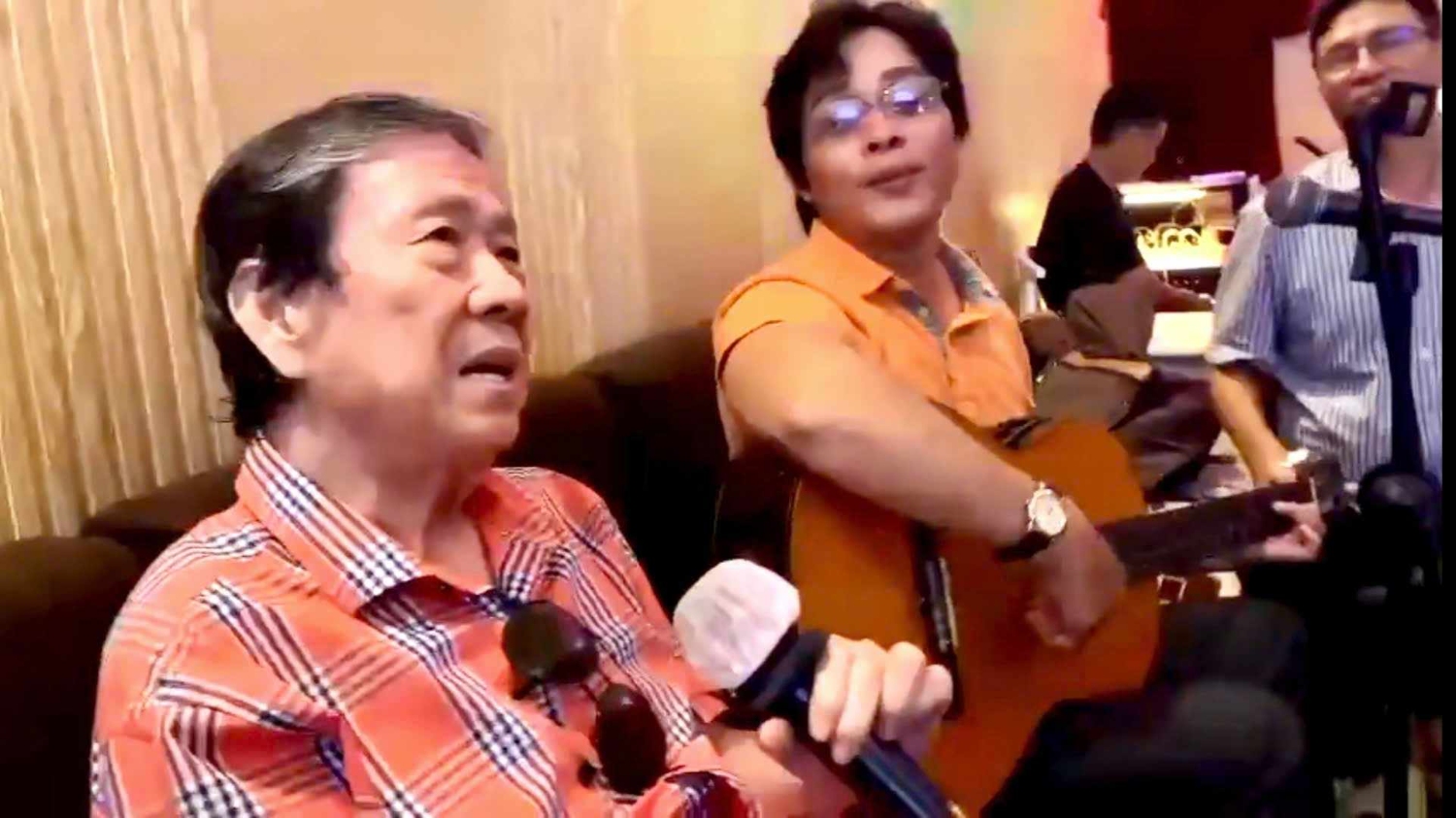 Đạo diễn Huỳnh Phú đàn cho nhạc sĩ Nguyễn Vũ hát 'Bài Thánh ca buồn'