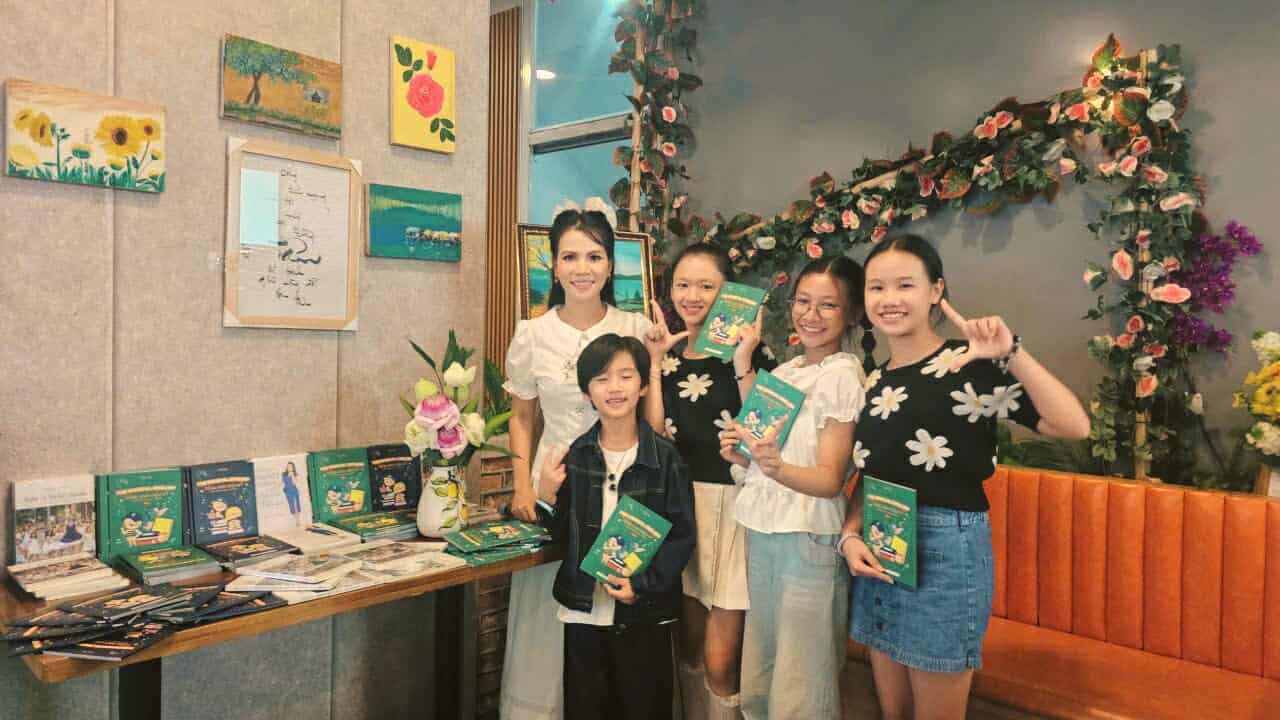 Trúc Thy và các học trò tại sự kiện