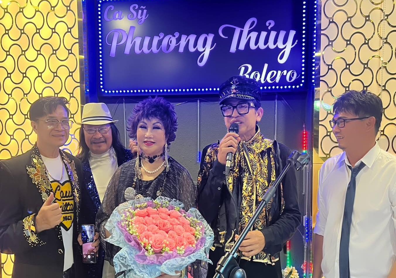 MC Thanh Bạch và nhiều nghệ sĩ đến chúc mừng sinh nhật danh ca Phương Thủy