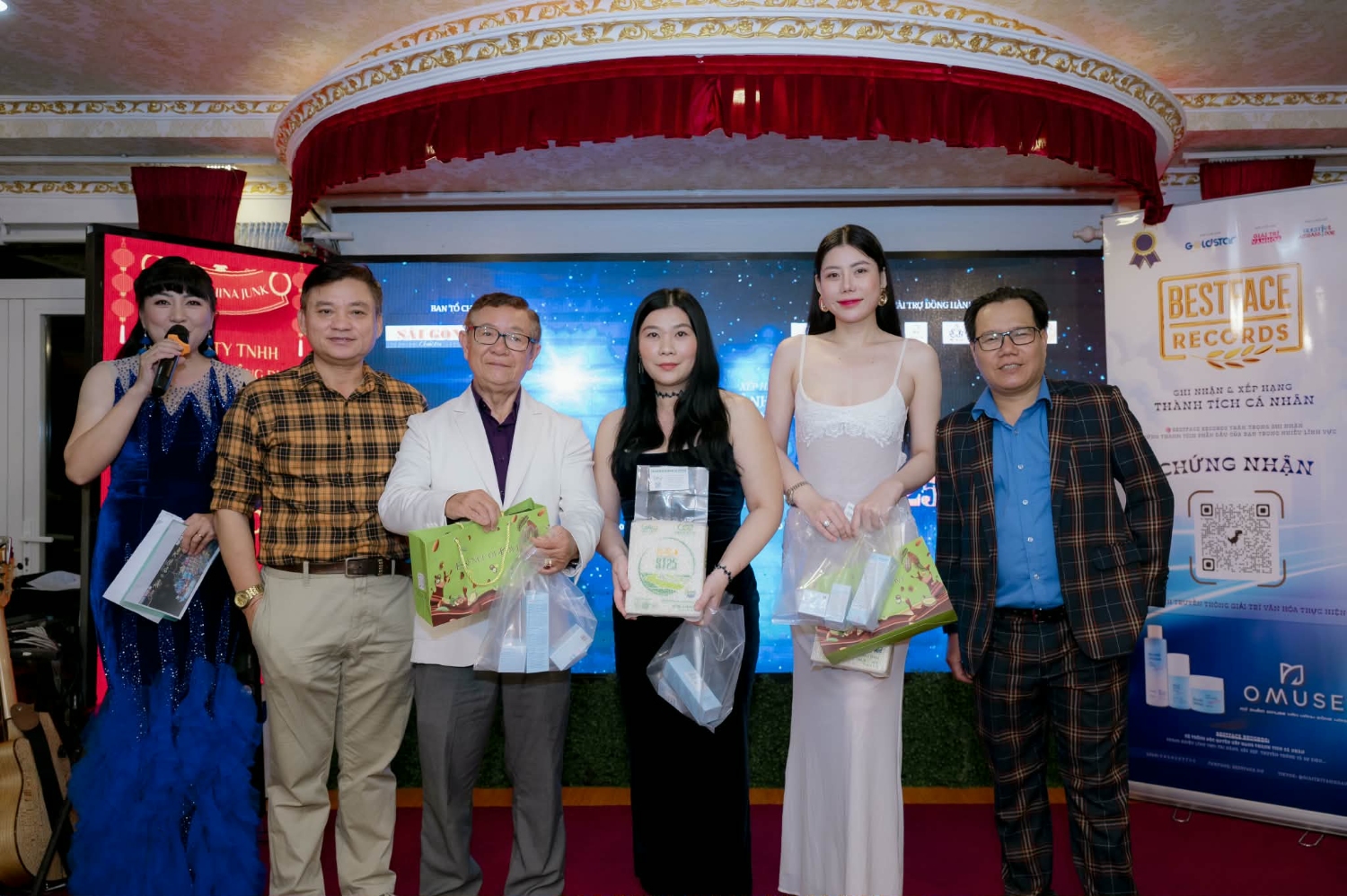 Ban tổ chức tặng quà cảm ơn các đơn vị tài trợ đồng hành cùng BestFace 2025