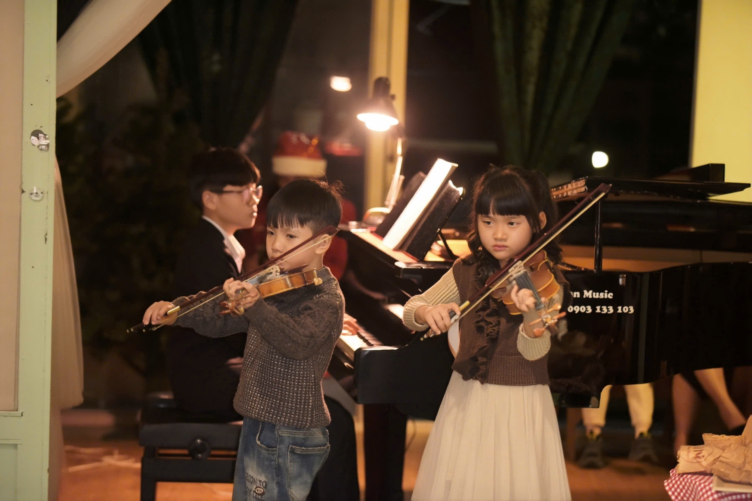 Các tài năng nhí tại HC Salon Music