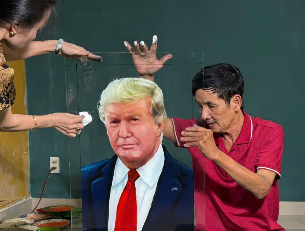 Họa sĩ Đoàn Việt Tiến vẽ Tổng thống Donalp Trump vào đêm giao thừa
