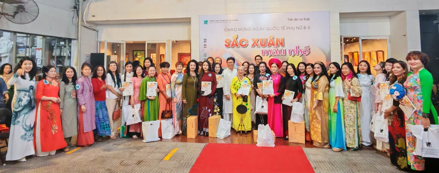 Đông đảo các họa sĩ nữ hội ngộ trong ngày khai mạc Triển lãm "Sắc hoa màu nhớ" mừng Lễ 8-3