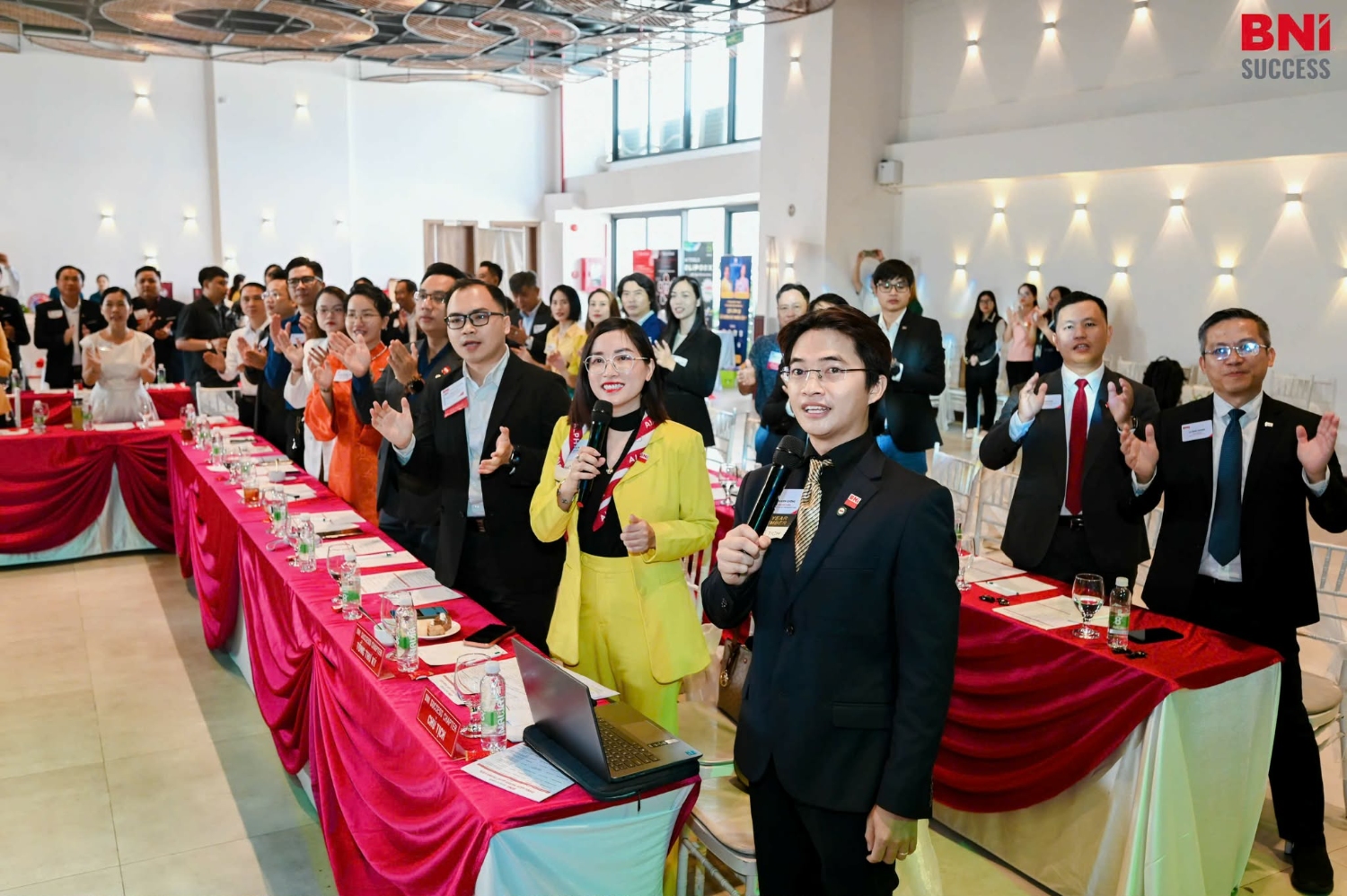 Tất cả thành viên Success và khách mời đứng lên hát vang bài hát truyền thống 'Success trong ta'