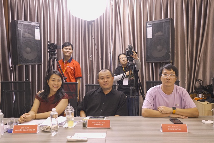 Đạo diễn Hồ Sĩ Hậu và êkip casting phim