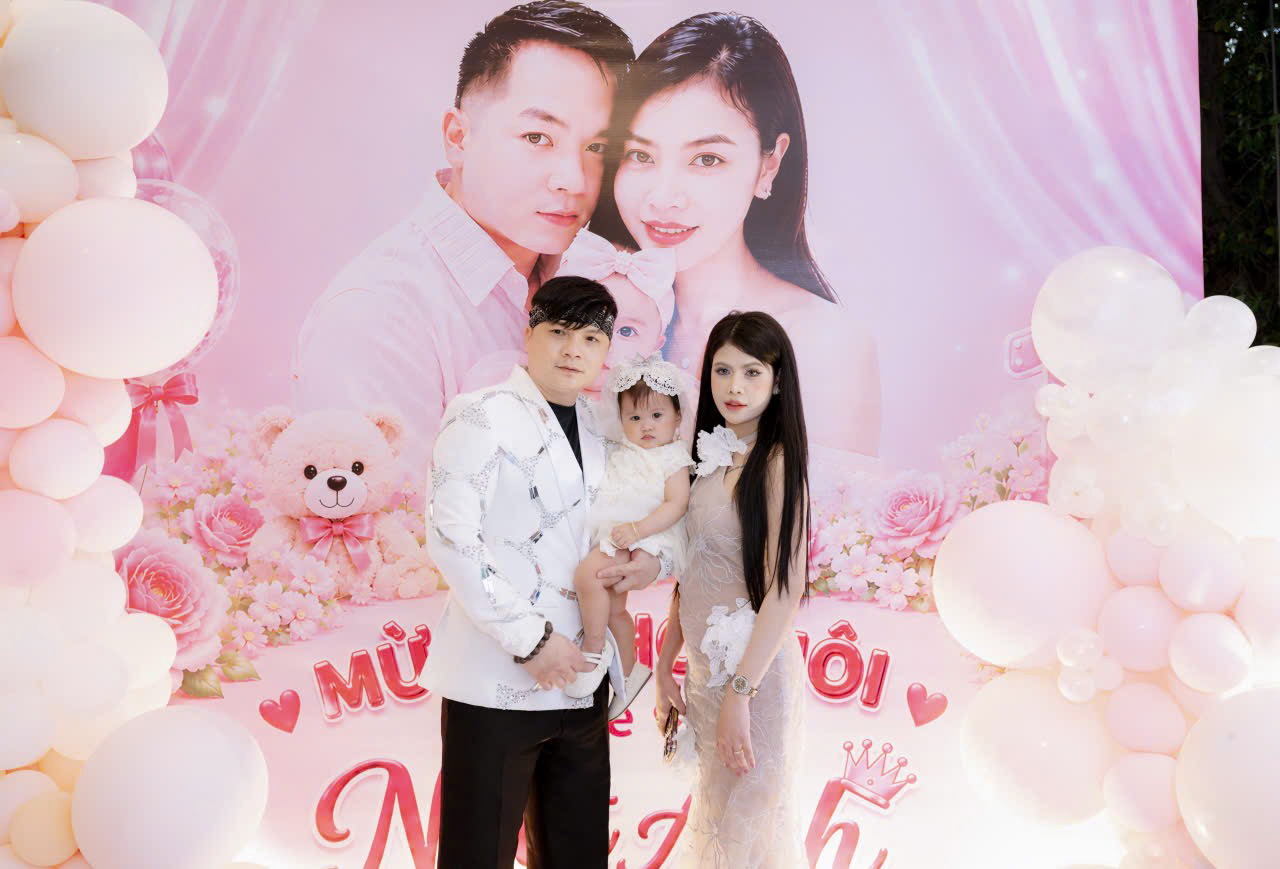 Tiệc thôi nôi bé Nguyễn Nhật Ánh, con gái út của ca sĩ Kannan Nguyễn và Tha Hy