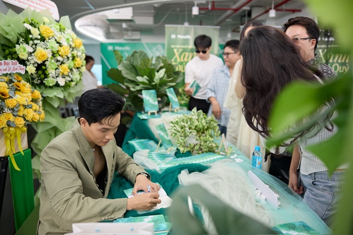 Võ Minh Phụng ký tặng khách tập thơ đầu tay của mình