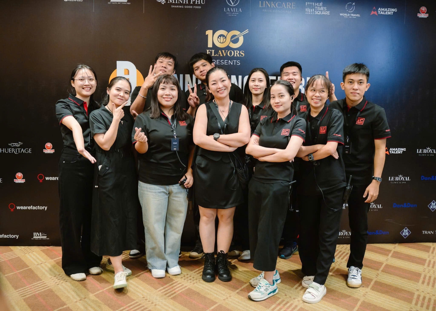 Bà Lữ Vân - CEO Lữ Gia Media cùng các nhân viên và cộng sự