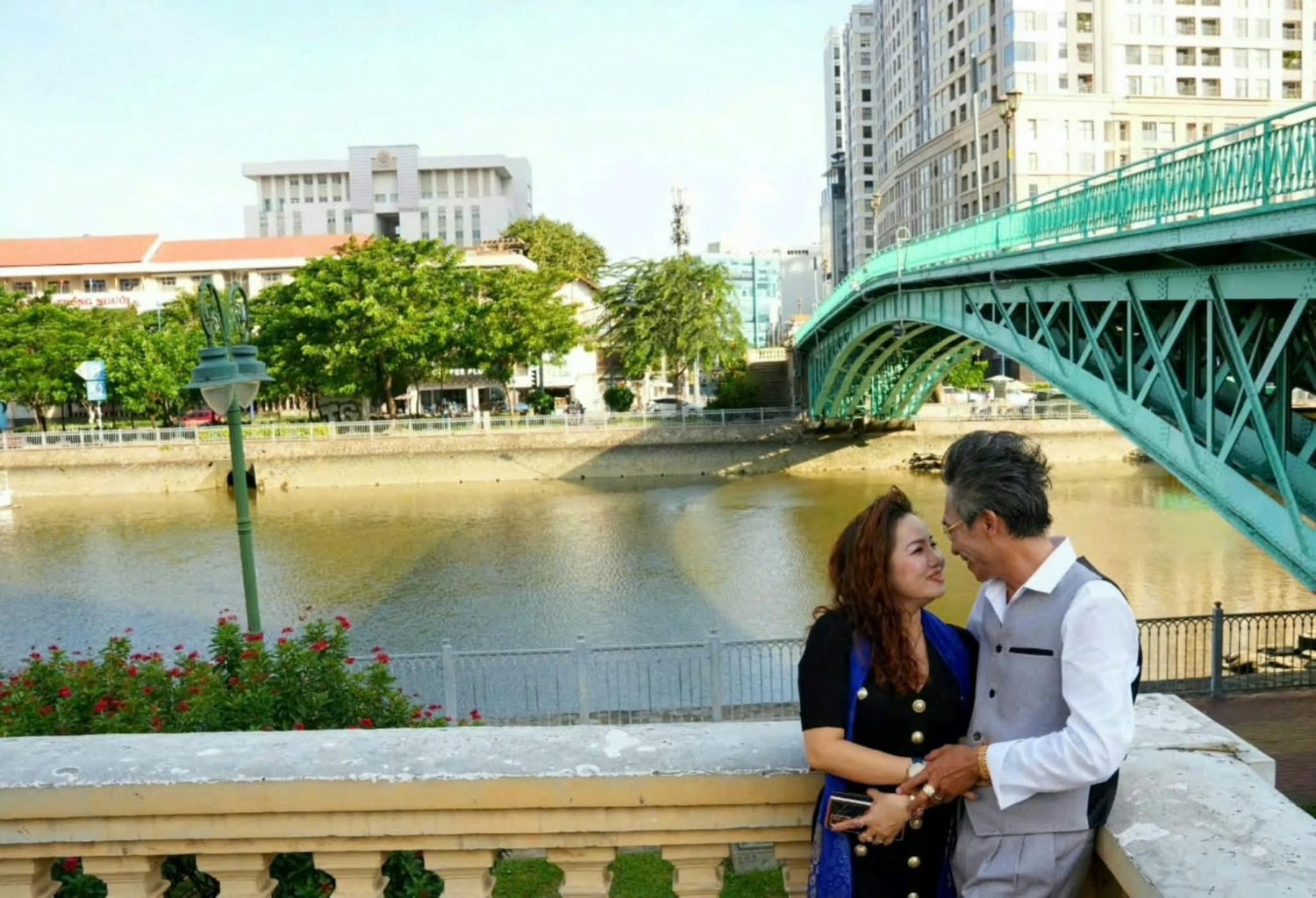 Người phụ nữ bí ẩn thường xuyên xuất hiện bên cạnh MC - Nhà văn Phan Duy Trường